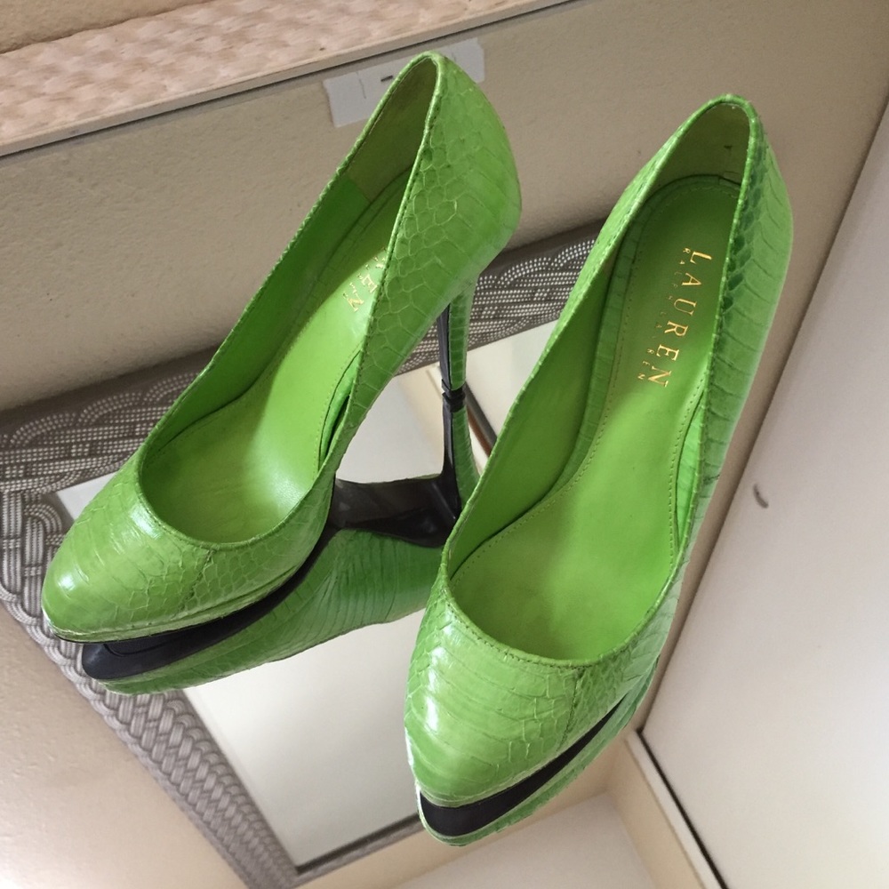💚 Neon Green Snake Print heels